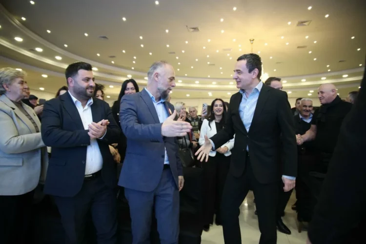 Kurti e Peci takohen me mjekë e zejtarë: Do të ndërtohet Spitali i ri i Mitrovicës dhe do të investohen 50 milionë euro vetëm për zbulimin e pasurive nëntokësore