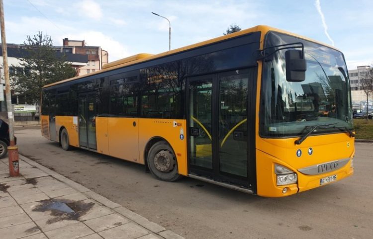 Pritje të gjata dhe autobusë të mbushur, ankohen qytetarët e Prishtinës