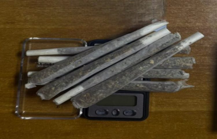 Nuk iu ndal policisë, ndalet 18-vjeçari me marihuanë në bagazh