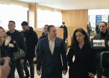 Presidentja Osmani pret në radhë për të votuar