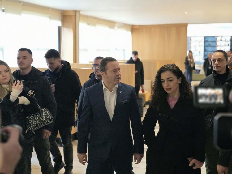 Presidentja Osmani pret në radhë për të votuar