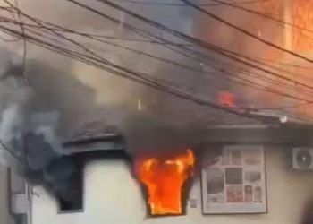 Zjarr në një objekt pranë Shtëpisë së Kulturës në Prizren (Video)