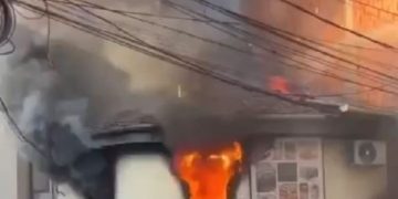 Zjarr në një objekt pranë Shtëpisë së Kulturës në Prizren (Video)