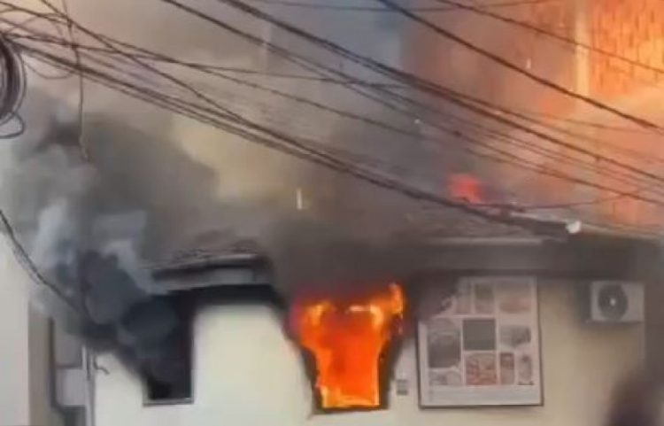 Zjarr në një objekt pranë Shtëpisë së Kulturës në Prizren (Video)