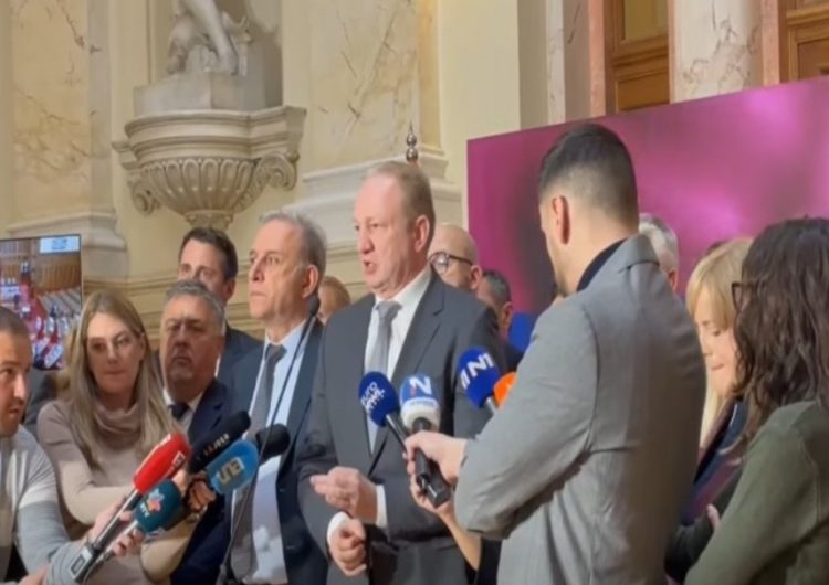 Partitë opozitare në Serbi akuzojnë pushtetin e Vuçiqit