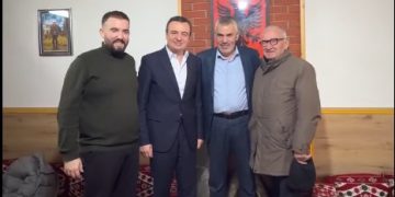 Kurti pritet në takim nga hoxhë Musliu në Mitrovicë, e njoftoi për rindërtimin e Xhamisë së Ibrit