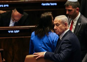 Netanyahu kthehet në gjykatë pasi kërkon falje, gjyqi për korrupsion thellon përçarjet politike