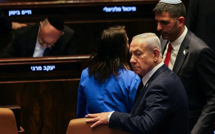 Netanyahu kthehet në gjykatë pasi kërkon falje, gjyqi për korrupsion thellon përçarjet politike