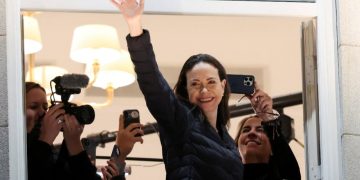 Detajet e operacionit sekret: E veshur me paruke dhe maskim, si u nxor Machado nga Venezuela nën hundën e regjimit të Maduros