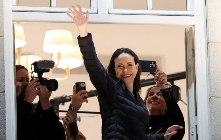 Detajet e operacionit sekret: E veshur me paruke dhe maskim, si u nxor Machado nga Venezuela nën hundën e regjimit të Maduros