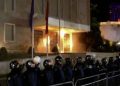TYM E FLAKË TE KRYEMINISTRIA në Tiranë – Protestuesit sulmojnë me molotov dhe përplasen me policinë