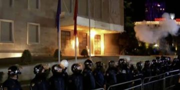 TYM E FLAKË TE KRYEMINISTRIA në Tiranë – Protestuesit sulmojnë me molotov dhe përplasen me policinë