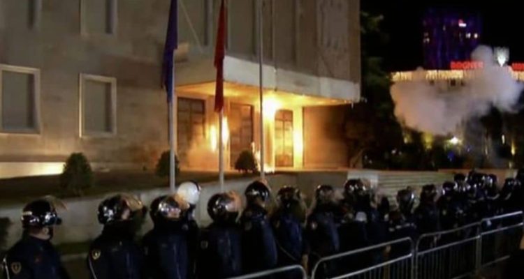 TYM E FLAKË TE KRYEMINISTRIA në Tiranë – Protestuesit sulmojnë me molotov dhe përplasen me policinë