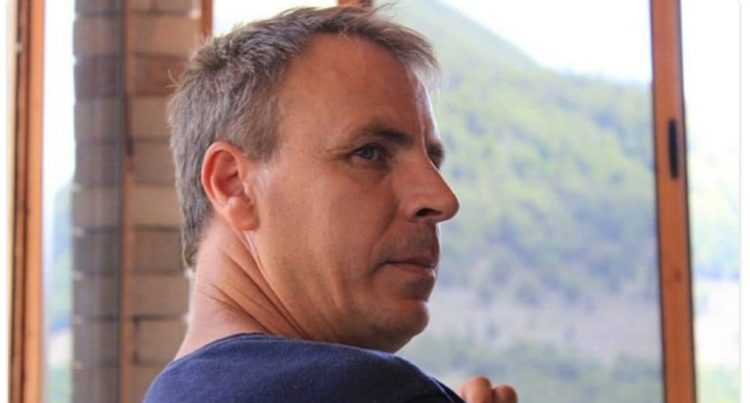 Avni Zogiani: “Analistët” dhe lodhja kombëtare – kur flitet edhe kur s’ka çka të thuhet