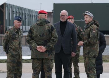 Sekretari gjerman i Mbrojtjes vlerëson lart përkushtimin dhe profesionalizmin e ushtarëve të KFOR-it
