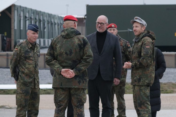 Sekretari gjerman i Mbrojtjes vlerëson lart përkushtimin dhe profesionalizmin e ushtarëve të KFOR-it