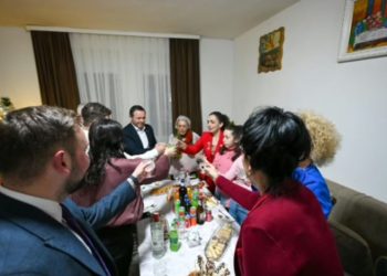 Osmani viziton dy familje për Krishtlindje: Dashuri, paqe dhe shpresë