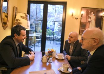 Kurti u takua me autorin, gazetarin dhe producentin radiofonik francez, Philippe Collin