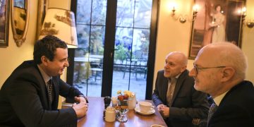 Kurti u takua me autorin, gazetarin dhe producentin radiofonik francez, Philippe Collin