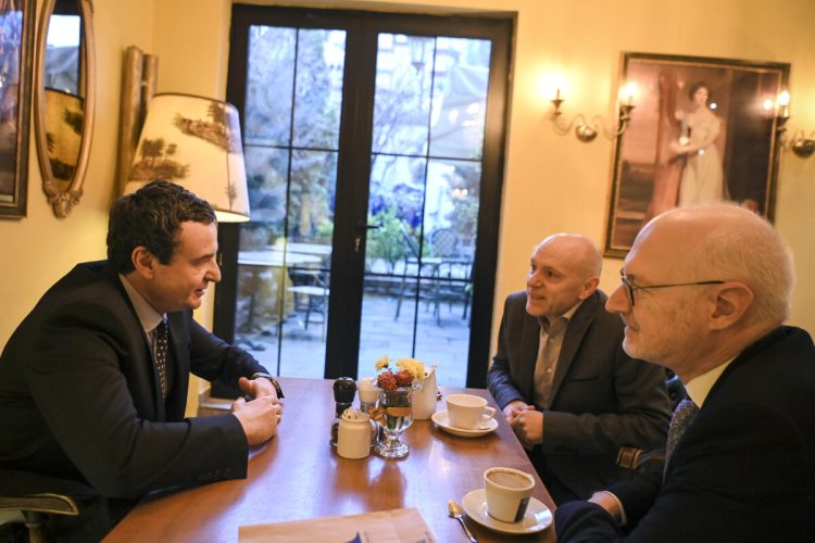 Kurti u takua me autorin, gazetarin dhe producentin radiofonik francez, Philippe Collin