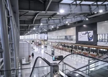 Dogana zbulon mbi 10 mijë euro të fshehura në trupin e një udhëtari në Aeroportin e Prishtinës