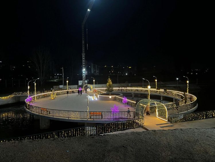 Sheshi “Isa Boletini” shndërrohet në qendër festive për fundvit