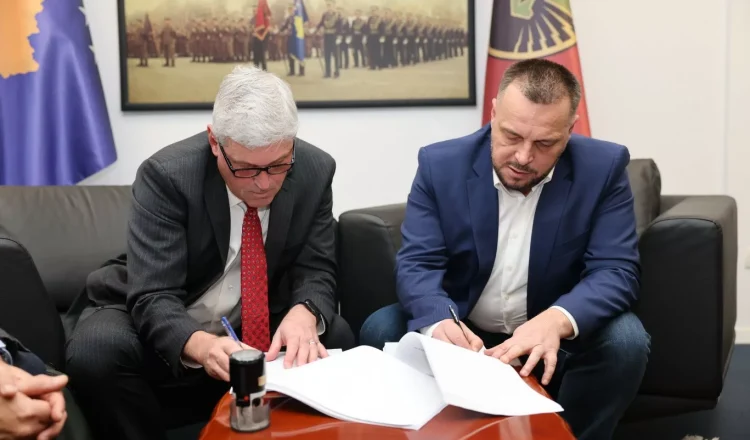 Nënshkruhet kontrata për furnizimin me sistemet mobile të artilerisë HUMVEE Hawkeye