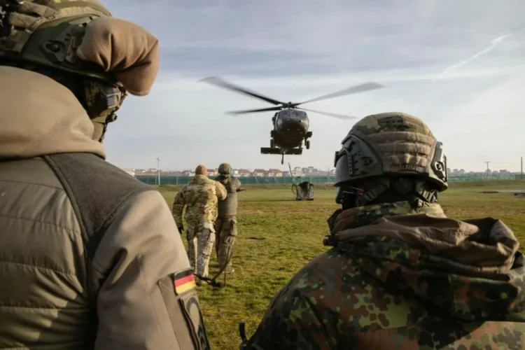 Ushtarët e KFOR-it trajnohen me ngarkesa me litar