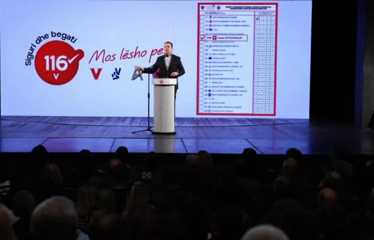 Lëvizja Vetëvendosje mban tubim në Gjakovë, Kurti premton investime dhe politika kundër korrupsionit