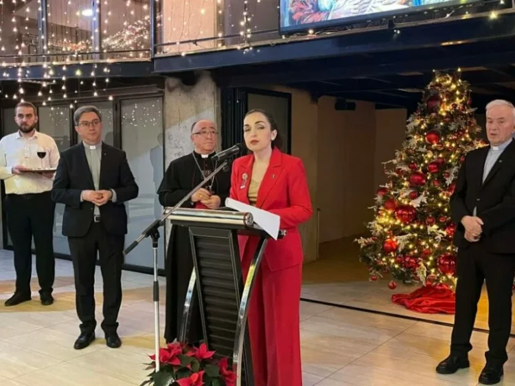 Osmani uron qytetarët me rastin e Krishtlindjes: Reflektojmë mbi bujarinë, solidaritetin dhe bashkimin tonë si komb dhe si shoqëri