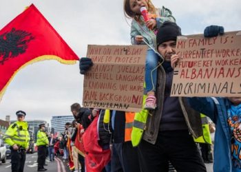 Qeveria britanike ofron deri në 3000 paund për emigrantët shqiptarë që kthehen vullnetarisht në atdhe