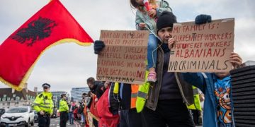 Qeveria britanike ofron deri në 3000 paund për emigrantët shqiptarë që kthehen vullnetarisht në atdhe