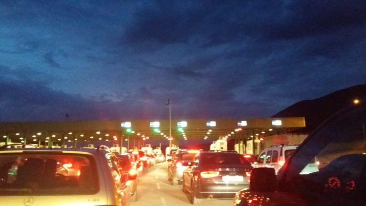 Deri në tri orë po zgjasin pritjet për të dalë nga Kosova