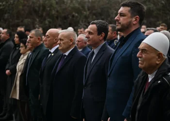 Kurti përkujtoi dëshmorët Vesel Avdyli, Ilir Mërturi dhe Naim Gashi