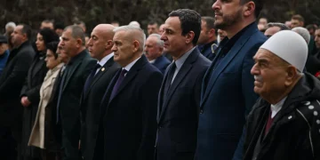 Kurti përkujtoi dëshmorët Vesel Avdyli, Ilir Mërturi dhe Naim Gashi