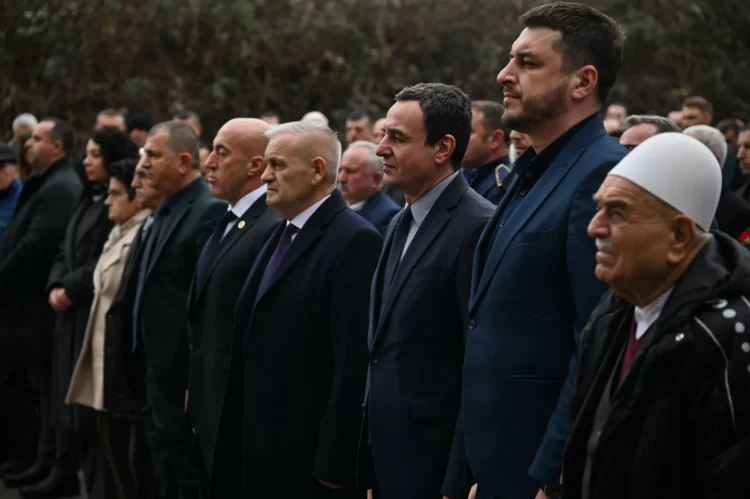 Kurti përkujtoi dëshmorët Vesel Avdyli, Ilir Mërturi dhe Naim Gashi