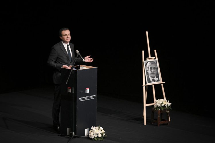 Kurti mori pjesë në mbledhjen komemorative për poetin Rushit Ramabaja