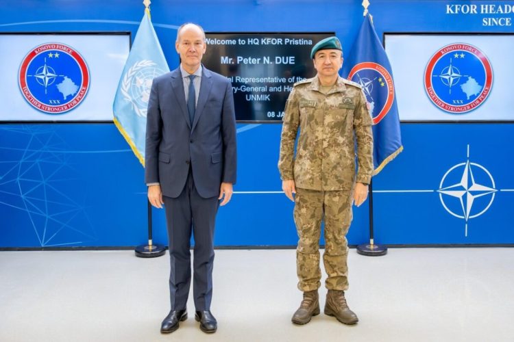 Komandanti i KFOR-it pret në takim shefin e UNMIK-ut në Prishtinë, në fokus siguria në Kosovë