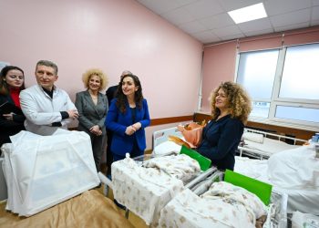Presidentja Osmani viziton trenjakët që lindën natën e ndërrimit të motmoteve