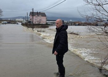 Vërshimet bllokojnë sërish komunën e Drenasit, disa rrugë të pakalueshme, Lladrovci: Mos lëvizni pa arsye