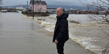 Vërshimet bllokojnë sërish komunën e Drenasit, disa rrugë të pakalueshme, Lladrovci: Mos lëvizni pa arsye