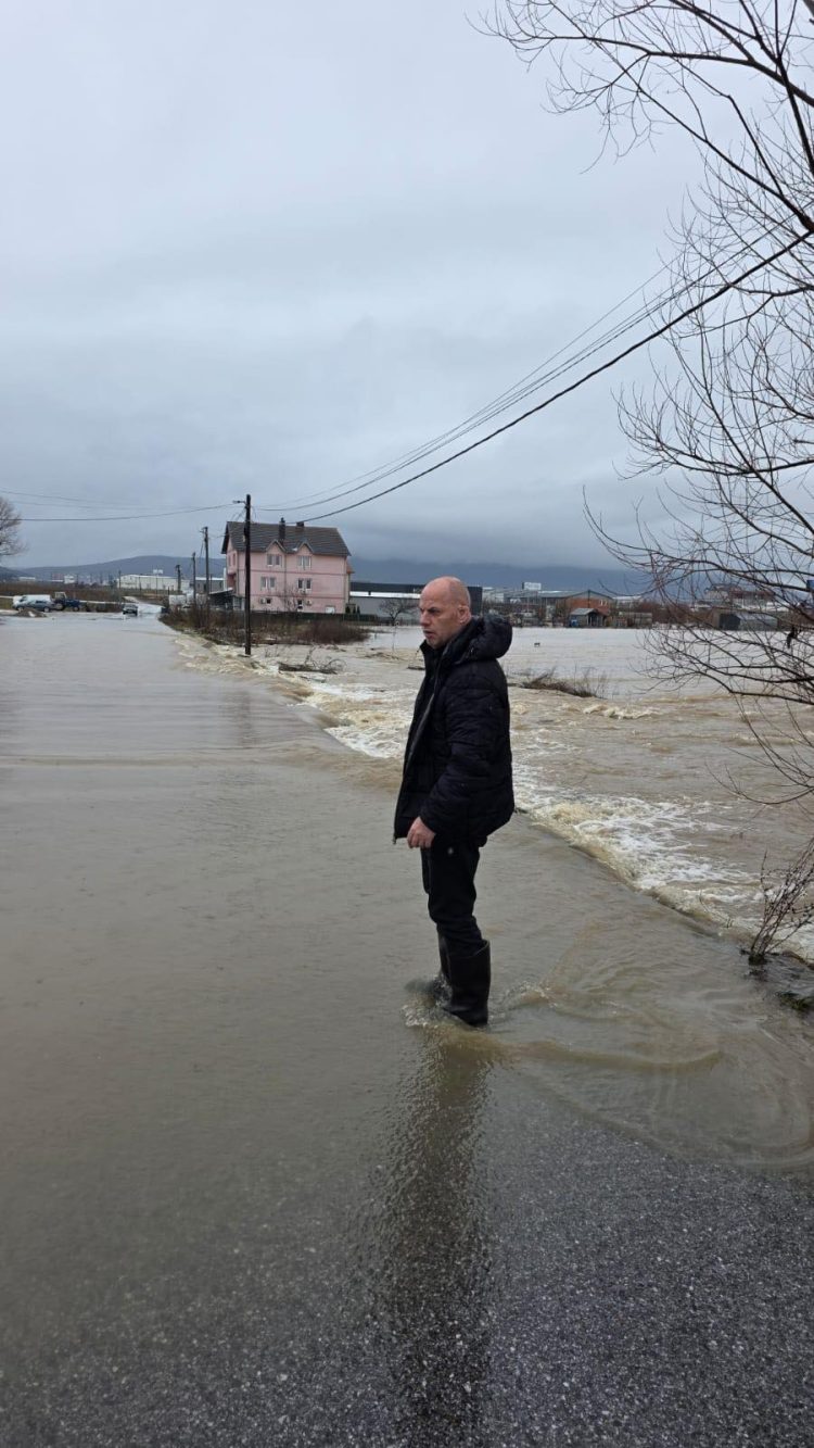 Vërshimet bllokojnë sërish komunën e Drenasit, disa rrugë të pakalueshme, Lladrovci: Mos lëvizni pa arsye