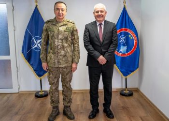 Komandanti i KFOR-it takohet me Sveçlën, diskutojnë për situatën e sigurisë në Kosovë