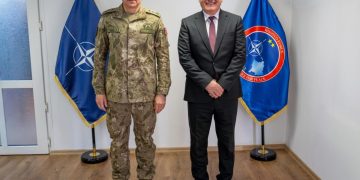 Komandanti i KFOR-it takohet me Sveçlën, diskutojnë për situatën e sigurisë në Kosovë