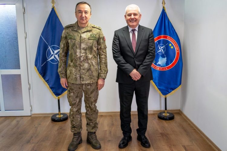 Komandanti i KFOR-it takohet me Sveçlën, diskutojnë për situatën e sigurisë në Kosovë