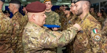 Pejë: KFOR-i i dekoron me medalje ushtarët që treguan profesionializëm të lartë