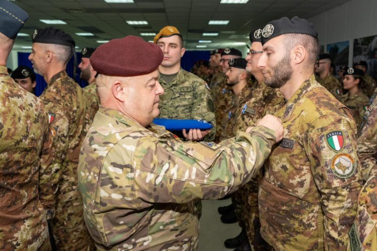 Pejë: KFOR-i i dekoron me medalje ushtarët që treguan profesionializëm të lartë