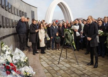 Ambasada amerikane përkujton vi*ktimat e m@sakrës së Reçakut