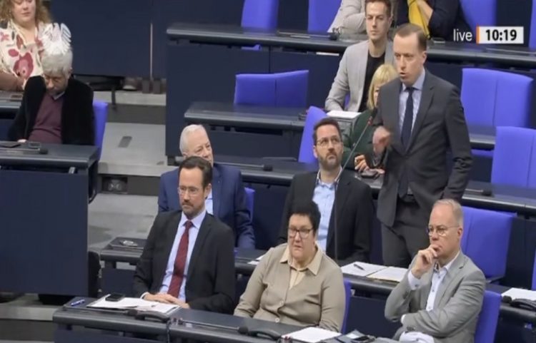 Deputeti i Bundestagut: Ndërhyrja në vitin ‘99 ndali gj*enocidin në Kosovë