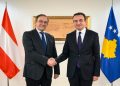 Kurti e diplomati austriak flasin për zhvillimet politike në vend